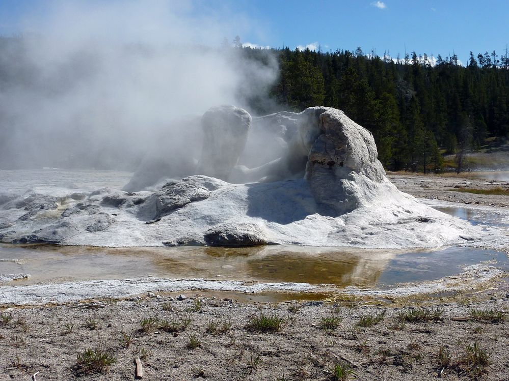 Yellowstone Old faithfull Grotto Geyser (1).JPG